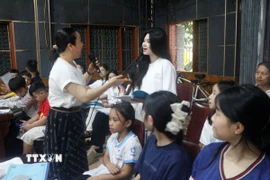 36 học sinh từ các địa phương trong tỉnh Nghệ An có đam mê và năng khiếu với dân ca ví, giặm tham gia lớp truyền dạy. (Ảnh: Bích Huệ/TTXVN)