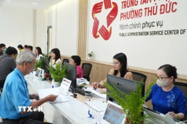 Môi trường làm việc thân thiện, công chức tận tình là những thay đổi tích cực trong nền hành chính công phục vụ. (Ảnh: Hữu Duyên/TTXVN)
