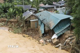 Một số nhà dân ở bản Suối Lư, xã Xa Dung, tỉnh Điện Biên bị đổ sập do mưa lũ. (Ảnh: TTXVN)