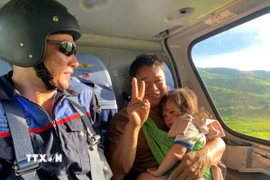 Niềm vui của thành viên Tổ bay và người dân sau khi cứu nạn thành công. (Ảnh: TTXVN phát)