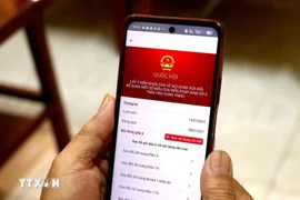 Lấy ý kiến người dân về dự thảo Nghị quyết sửa đổi, bổ sung một số điều của Hiến pháp năm 2013 trên ứng dụng VNeID. (Ảnh: Đinh Văn Nhiều/TTXVN)