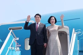 Chủ tịch nước Lương Cường và Phu nhân rời sân bay quốc tế Nội Bài, lên đường thăm cấp Nhà nước Ai Cập và Angola. (Ảnh: Lâm Khánh/TTXVN)