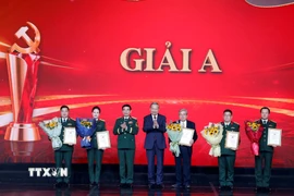 Tổng Bí thư Tô Lâm, Bí thư Quân ủy Trung ương và Đại tướng Phan Văn Giang, Ủy viên Bộ Chính trị, Phó Bí thư Quân ủy Trung ương, Bộ trưởng Bộ Quốc phòng trao giải A cho tác giả và nhóm tác giả. (Ảnh: Thống Nhất/TTXVN)