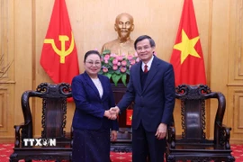 Đồng chí Đoàn Minh Huấn, Ủy viên Bộ Chính trị, Giám đốc Học viện Chính trị quốc gia Hồ Chí Minh tiếp đồng chí Khamphao Ernthavanh, Đại sứ Lào tại Việt Nam. (Ảnh: Văn Điệp/TTXVN)