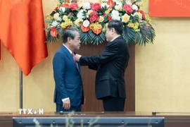 Chủ tịch Quốc hội Trần Thanh Mẫn trao Huy hiệu 45 năm tuổi Đảng cho Chủ nhiệm Ủy ban Dân nguyện và Giám sát Dương Thanh Bình. (Ảnh: TTXVN phát)