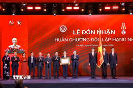 Chủ tịch Quốc hội Trần Thanh Mẫn trao Huân chương Độc lập hạng Nhì của Chủ tịch nước tặng Ủy ban Pháp luật và Tư pháp của Quốc hội. (Ảnh: Doãn Tấn/TTXVN)