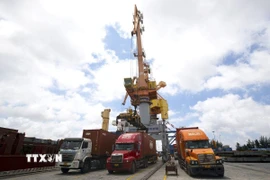 Xe chở hàng xuất khẩu tại cảng Tân Vũ (Hải Phòng). (Ảnh: Tuấn Anh/TTXVN)