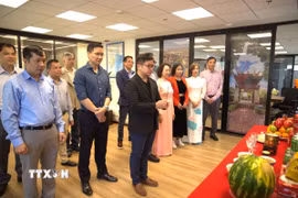 Các đại biểu thành kính dâng hương tưởng nhớ các Vua Hùng – những bậc tiền nhân có công dựng nước. (Ảnh: Thanh Bình/TTXVN)