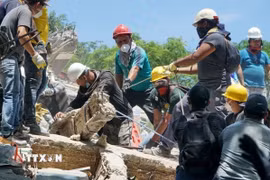 Lực lượng cứu hộ tìm kiếm nạn nhân sau trận động đất tại Cali, Colombia, ngày 11/8/2026. (Ảnh: THX/TTXVN phát)