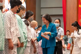 Bà Trương Mỹ Hoa, Nguyên Phó Chủ tịch nước, Chủ tịch Quỹ Học bổng Vừ A Dính, Chủ nhiệm Câu lạc bộ “Vì Hoàng Sa-Trường Sa thân yêu” trao quà Tết cho các bệnh nhân.