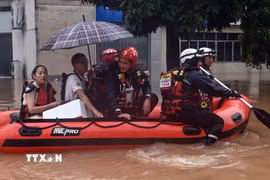 Lực lượng cứu hộ sơ tán người dân. (Ảnh minh họa: THX/TTXVN phát)