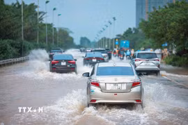 Đường Đại lộ Thăng Long xe ùn tắc kéo dài hướng Hà Nội đi Láng Hoà Lạc, nhiều đoạn vẫn bị ngập sâu 40-80cm. (Ảnh: Hoàng Hiếu/TTXVN)