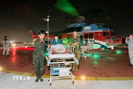 Kịp thời đưa ba bệnh nhân nặng từ Trường Sa về đất liền cứu chữa