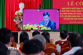 Cán bộ và nhân dân xã đảo Tam Hải theo dõi lễ công bố Nghị quyết của Ủy ban Thường vụ Quốc hội về sáp nhập đơn vị được truyền hình trực tiếp. (Ảnh: Đoàn Hữu Trung/TTXVN)