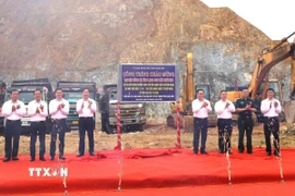 Lãnh đạo tỉnh Lạng Sơn thực hiện nghi thức khởi công dự án mở rộng đường chuyên dụng vận chuyển hàng hóa khu vực mốc 1119-1120 cửa khẩu quốc tế Hữu Nghị từ 6 làn lên 14 làn xe. (Ảnh: Quang Duy/TTXVN)