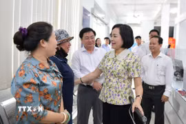 Phó Chủ tịch Quốc hội Nguyễn Thị Thanh kiểm tra hoạt động tại Trung tâm hành chính công xã Bến Lức. (Ảnh: Bùi Giang/TTXVN)