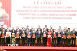 Đại tướng Lương Tam Quang, Bộ trưởng Bộ Công an, trao các nghị quyết, quyết định về việc thành lập tổ chức Đảng, chỉ định cấp ủy, bố trí nhân sự giữ các chức danh chủ chốt trong hệ thống chính trị mới. (Ảnh: Tạ Toàn/TTXVN)