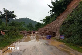 Mưa lớn gây sạt lở. (Ảnh: Hương Thu/TTXVN)