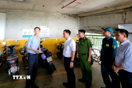 Kiểm tra an toàn cháy, nổ tại khu sạc pin xe điện tại chung cư Jamona City. (Ảnh: Linh Sơn/TTXVN)
