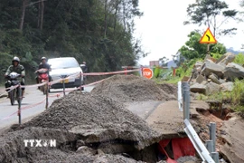 Tại km 77 đoạn qua xã Kon Plông (Quảng Ngãi), 1/2 mặt đường bị sụt lún gần 1m, dài gần 100m, hồi tháng 2/2026. (Ảnh: Cao Nguyên/TTXVN)