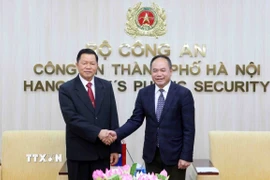Trung tướng Nguyễn Thanh Tùng, Giám đốc Công an thành phố Hà Nội với Thượng tướng Vanthong Kongmany, Bộ trưởng Bộ Công an Lào. (Ảnh: Phạm Kiên/TTXVN)