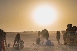 Người di cư vượt sa mạc tìm đường sang châu Âu. (Nguồn: Guardian)