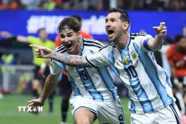 Messi lại tỏa sáng đúng lúc để đưa Argentina vào tứ kết World Cup 2026. (Ảnh: AFP/TTXVN)