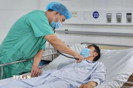 Kiểm tra sức khỏe bệnh nhân ghép thận. (Ảnh: Mai Trang/TTXVN)