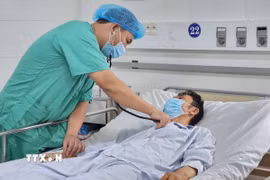 Kiểm tra sức khỏe bệnh nhân ghép thận. (Ảnh: Mai Trang/TTXVN)