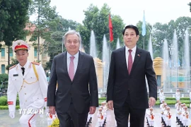 Chủ tịch nước Lương Cường đón Tổng Thư ký Liên hợp quốc António Guterres tại Phủ Chủ tịch. (Ảnh: Lâm Khánh/TTXVN)