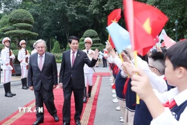 Chủ tịch nước Lương Cường đón Tổng Thư ký Liên hợp quốc António Guterres tại Phủ Chủ tịch. (Ảnh: Lâm Khánh/TTXVN)