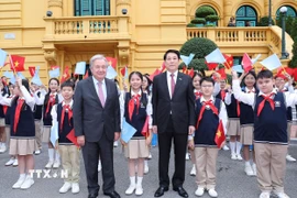 Chủ tịch nước Lương Cường đón Tổng Thư ký Liên hợp quốc António Guterres tại Phủ Chủ tịch. (Ảnh: Lâm Khánh/TTXVN)