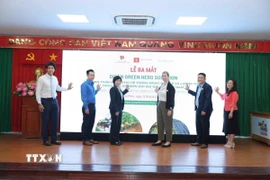 Các đại biểu khởi động dự án Green Hero Solution. (Ảnh: Hương Giang/TTXVN)