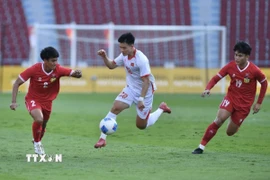 U22 Lào (áo đỏ) liệu có thể làm nên bất ngờ trước U22 Malaysia? (Ảnh: Minh Quyết/TTXVN)