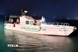 Đồn Biên phòng Cửa khẩu Cảng Gianh cùng Hải đội Biên phòng 1, tàu vận tải Khánh Minh 09 và một tàu đánh cá địa phương kịp thời phối hợp hỗ trợ cứu nạn hai ngư dân bị chìm thuyền. (Ảnh: TTXVN phát)