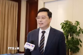 Ông Vi Thao, Chủ tịch Chính quyền Khu tự trị dân tộc Choang Quảng Tây (Trung Quốc), trả lời phỏng vấn phóng viên TTXVN về hợp tác giữa Quảng Tây và Việt Nam trong lĩnh vực AI. (Ảnh: Công Tuyên/TTXVN)