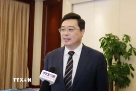 Ông Vi Thao, Chủ tịch Chính quyền Khu tự trị dân tộc Choang Quảng Tây (Trung Quốc), trả lời phỏng vấn phóng viên TTXVN về hợp tác giữa Quảng Tây và Việt Nam trong lĩnh vực AI. (Ảnh: Công Tuyên/TTXVN)