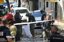 Hiện trường một vụ tấn công của Iran tại Tel Aviv, Israel, ngày 6/3/2026. (Ảnh: THX/TTXVN)