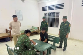 Lực lượng chức năng Đồn Biên phòng cửa khẩu Mỹ Quý Tây lấy lời khai của đối tượng Lê Anh Tuấn. (Ảnh: TTXVN phát)