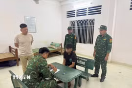 Lực lượng chức năng Đồn Biên phòng cửa khẩu Mỹ Quý Tây lấy lời khai của đối tượng Lê Anh Tuấn. (Ảnh: TTXVN phát)