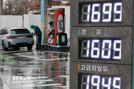 Bảng giá niêm yết tại một trạm xăng ở Seoul, Hàn Quốc ngày 2/3/2026. (Ảnh: Yonhap/TTXVN)