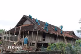 Thống kê toàn tỉnh Nghệ An có 750 nhà dân bị hư hỏng. (Ảnh: Văn Tý/TTXVN)
