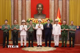 Chủ tịch nước Lương Cường và các đồng chí Lãnh đạo Bộ Công an. (Ảnh: Lâm Khánh/TTXVN)