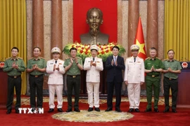 Chủ tịch nước Lương Cường và các đồng chí Lãnh đạo Bộ Công an. (Ảnh: Lâm Khánh/TTXVN)