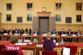 Đoàn đại biểu Đảng Cộng sản Việt Nam làm việc với Viện Kiểm sát tối cao Hungary. (Ảnh: Phương Hoa/TTXVN)