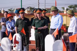 Chủ tịch UBND tỉnh Hưng Yên Nguyễn Mạnh Quyền kiểm tra việc thực hiện lấy mẫu hài cốt liệt sỹ chưa xác định được danh tính tại Nghĩa trang liệt sỹ Hưng Nhân (xã Long Hưng, tỉnh Hưng Yên). (Ảnh: Nguyễn Công Hải/TTXVN)