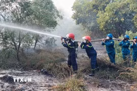 Lực lượng chức năng nỗ lực dập lửa. (Ảnh: TTXVN phát)