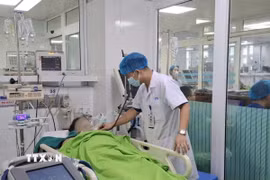 Bệnh nhân bị sốc nhiệt do nắng nóng được điều trị tại Bệnh viện Đa khoa tỉnh Phú Thọ. (Ảnh: TTXVN phát)
