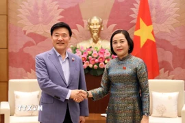Phó Chủ tịch Quốc hội Nguyễn Thị Thanh với Giáo sư Kim Hak-Min, Chủ tịch Hội đồng Tư vấn thẩm định đạo đức Quốc hội của Hàn Quốc. (Ảnh: An Đăng/TTXVN)