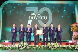 Công ty Cổ phần Thực phẩm Xuất khẩu Đồng Giao được tặng Bằng khen của Chủ tịch UBND tỉnh Ninh Bình vì đã có thành tích xuất sắc trong hoạt động sản xuất, kinh doanh. (Ảnh: Thùy Dung/TTXVN)